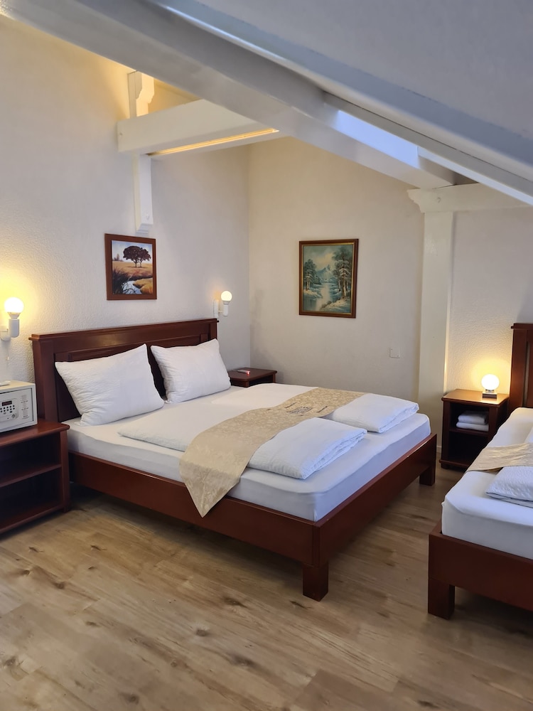 Standard Triple Room - Photo 29