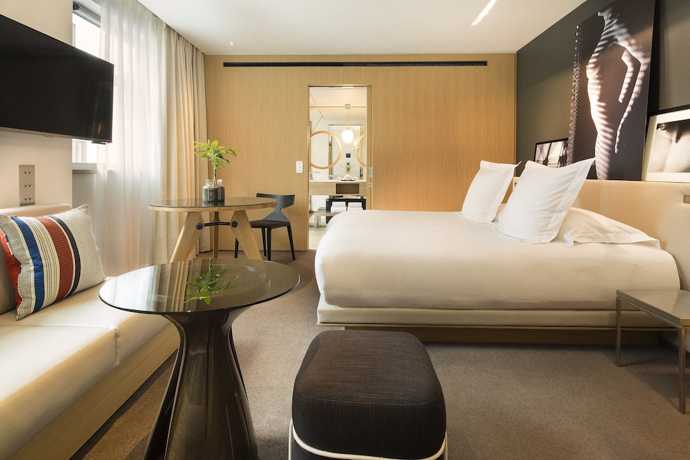 Deluxe Room thumbnail 6
