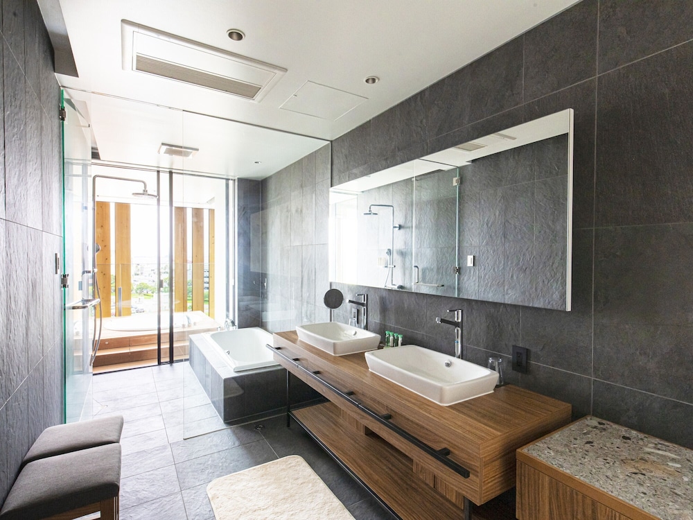 Luxury Suite - Photo 13