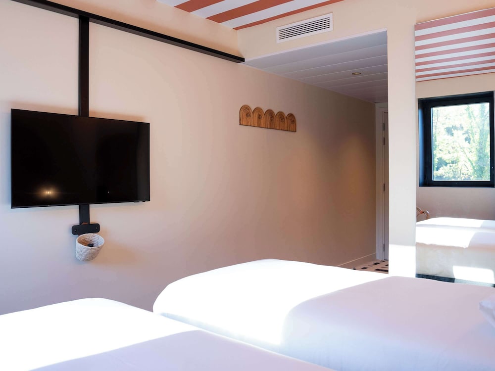 Standard Room, 2 Twin Beds - Photo 4