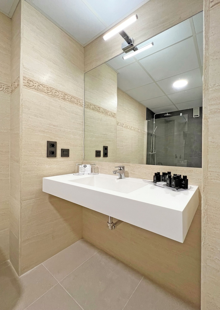 Double or Twin Room - Photo 12