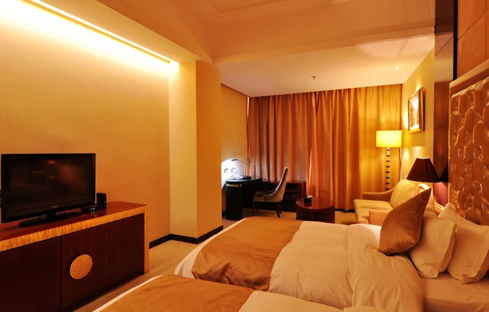 Deluxe Twin Room thumbnail 5