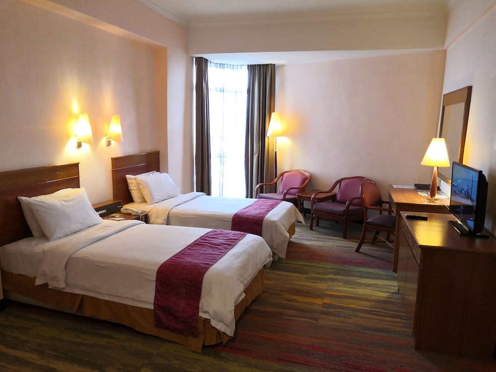 Deluxe Twin ((Newly refurbished Shower/ Bathroom area and new carpet flooring)