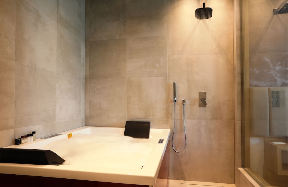 Premium Suite, Jetted Tub photo 3