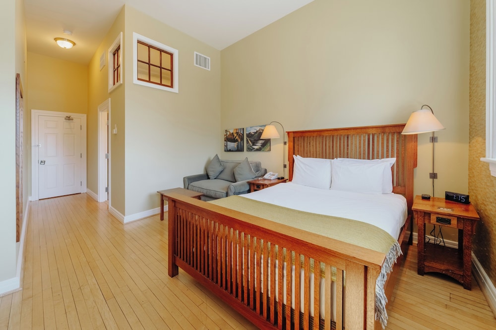Deluxe Room, 1 Queen Bed with Sofa bed photo 3