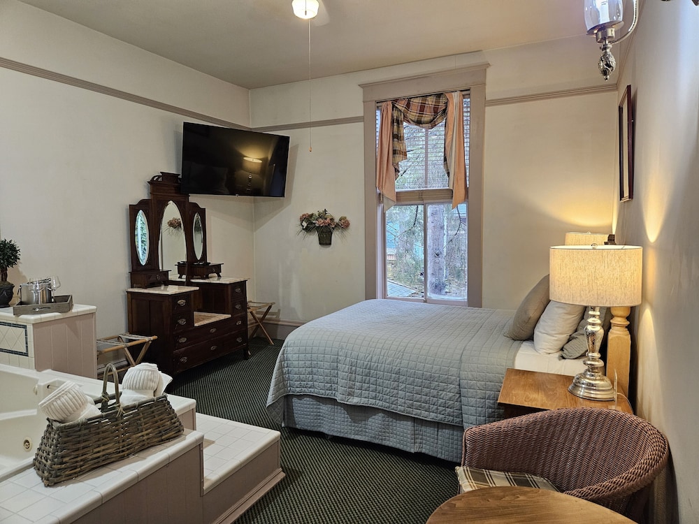 Suite, 1 Queen Bed, Jetted Tub