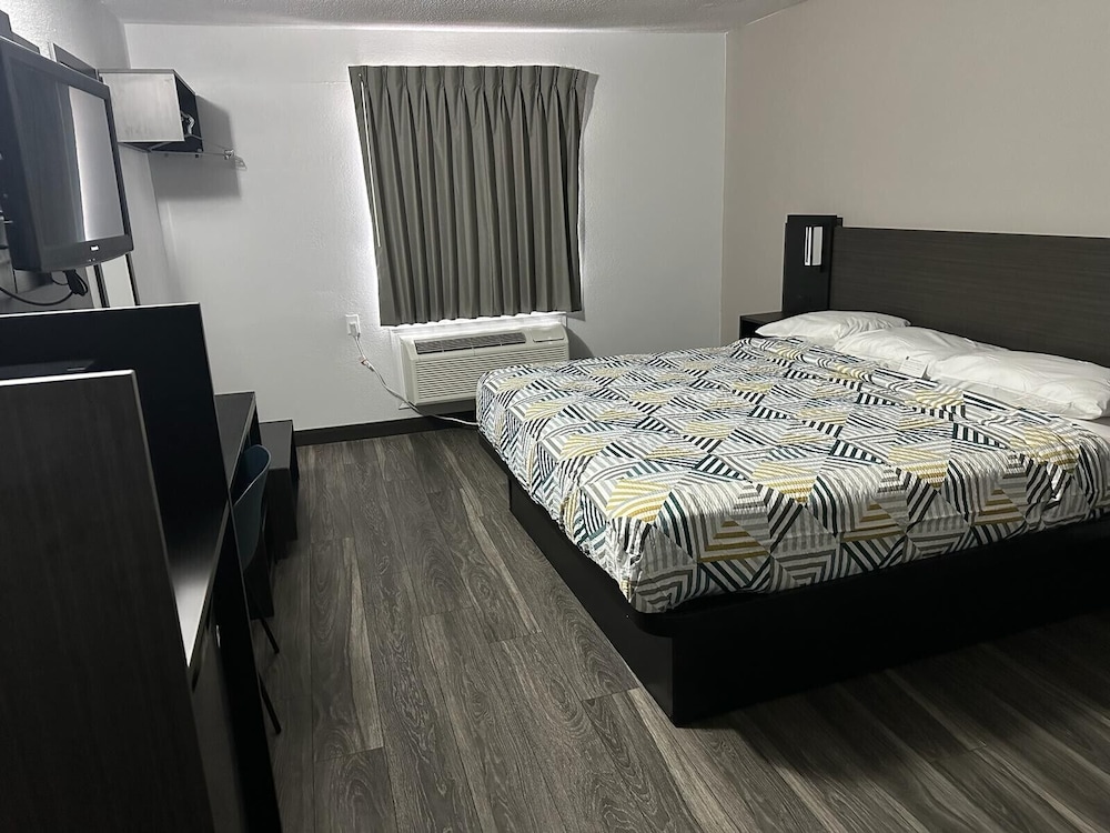 Standard Room, 1 King Bed, Non Smoking photo 2