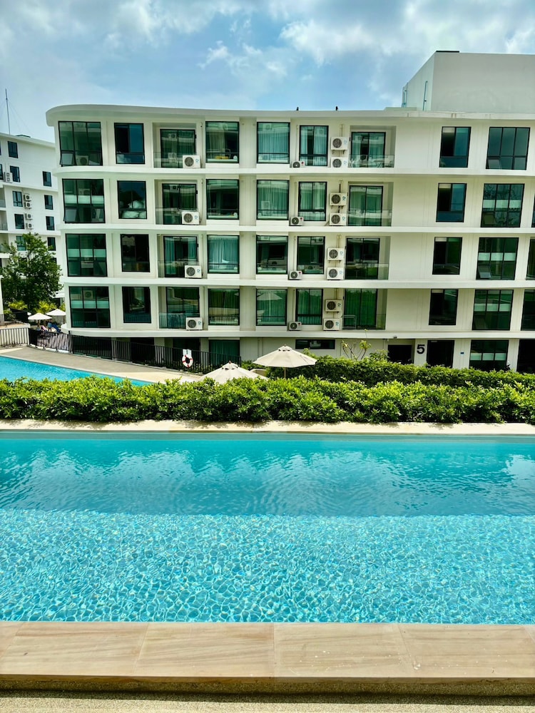 Deluxe Pool Access - Photo 9