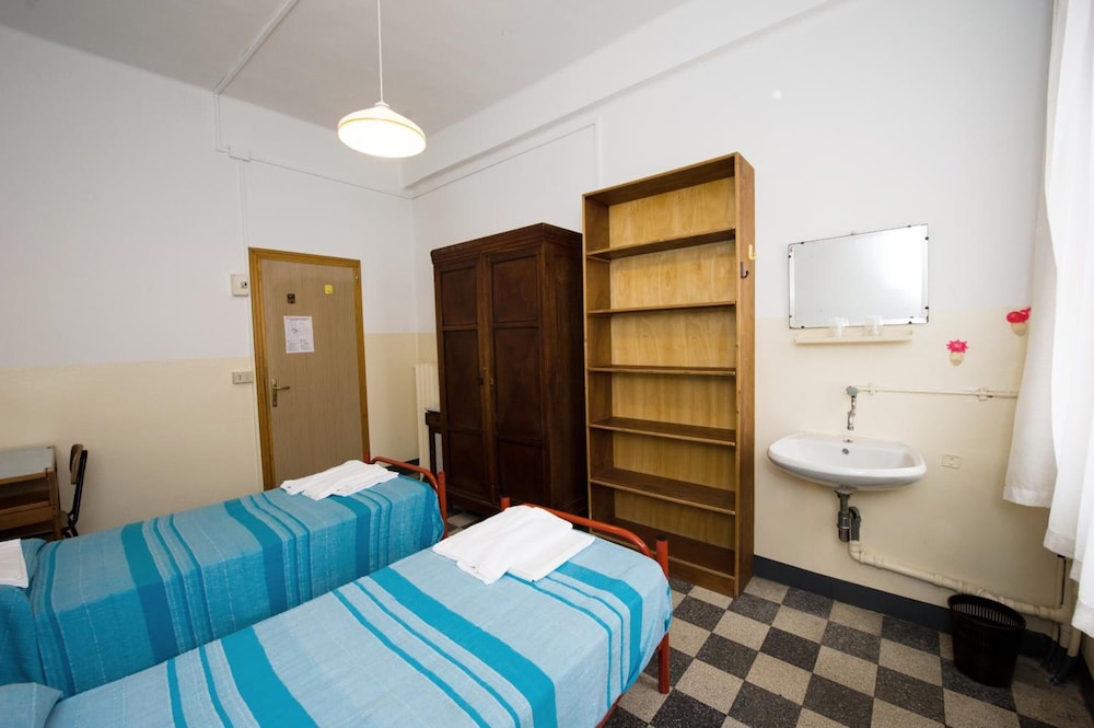 Twin Room with Shared Bathroom photo 2