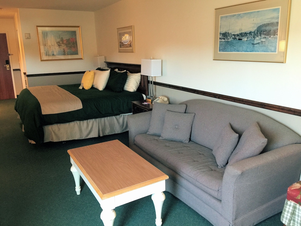 1 King Bed w/Balcony, 3rd Floor, No Pets photo 2