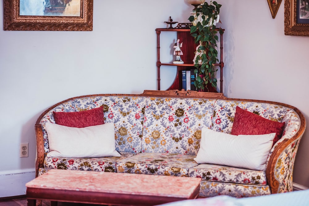 Deluxe Room, 1 King Bed photo 3