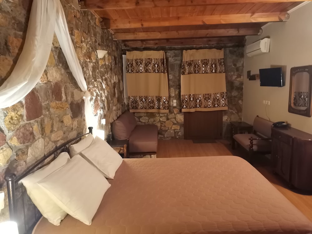 Superior Triple Room, Garden View photo 3