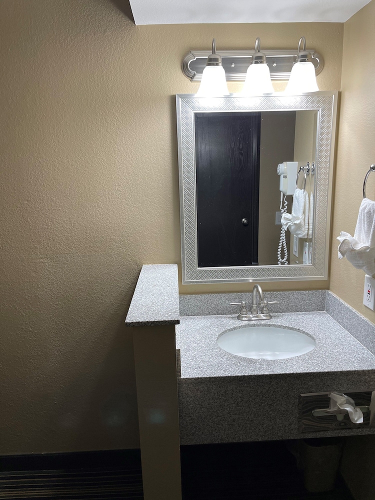 Standard Room, 2 Queen Beds - Photo 9
