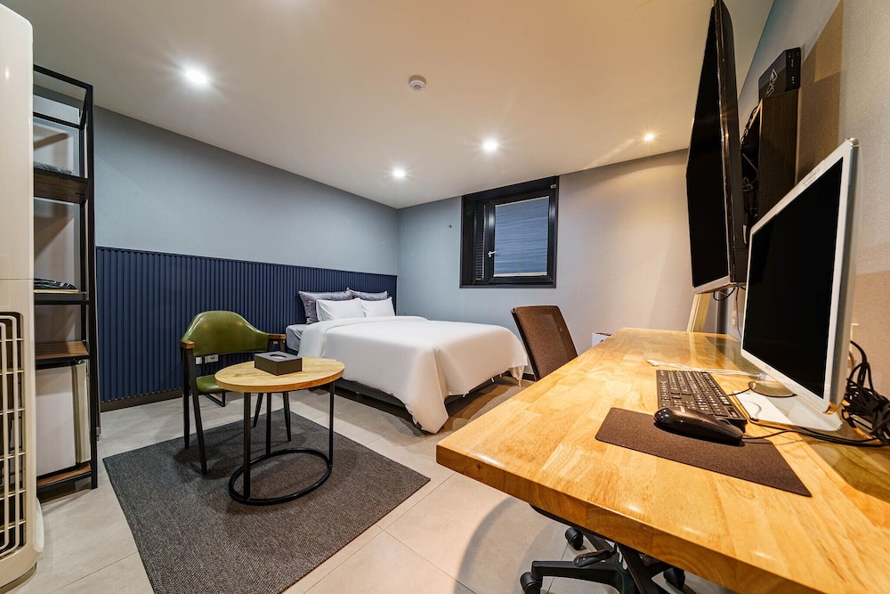 Standard Double Room, 1 Queen Bed, Non Smoking, Bathtub photo 1