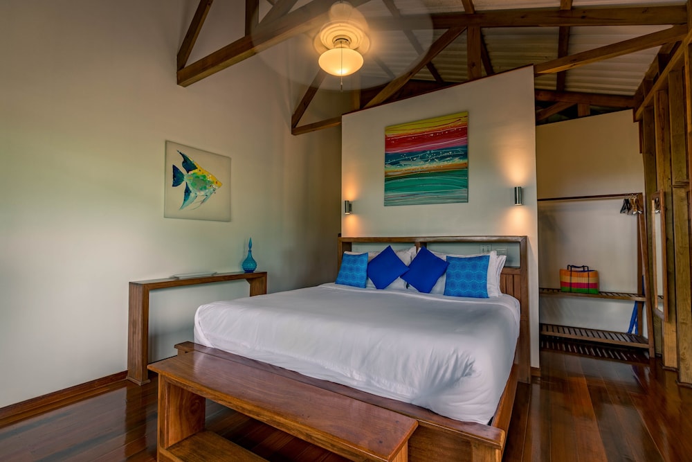 Deluxe Bungalow, 1 King Bed, Balcony, Ocean View photo 3