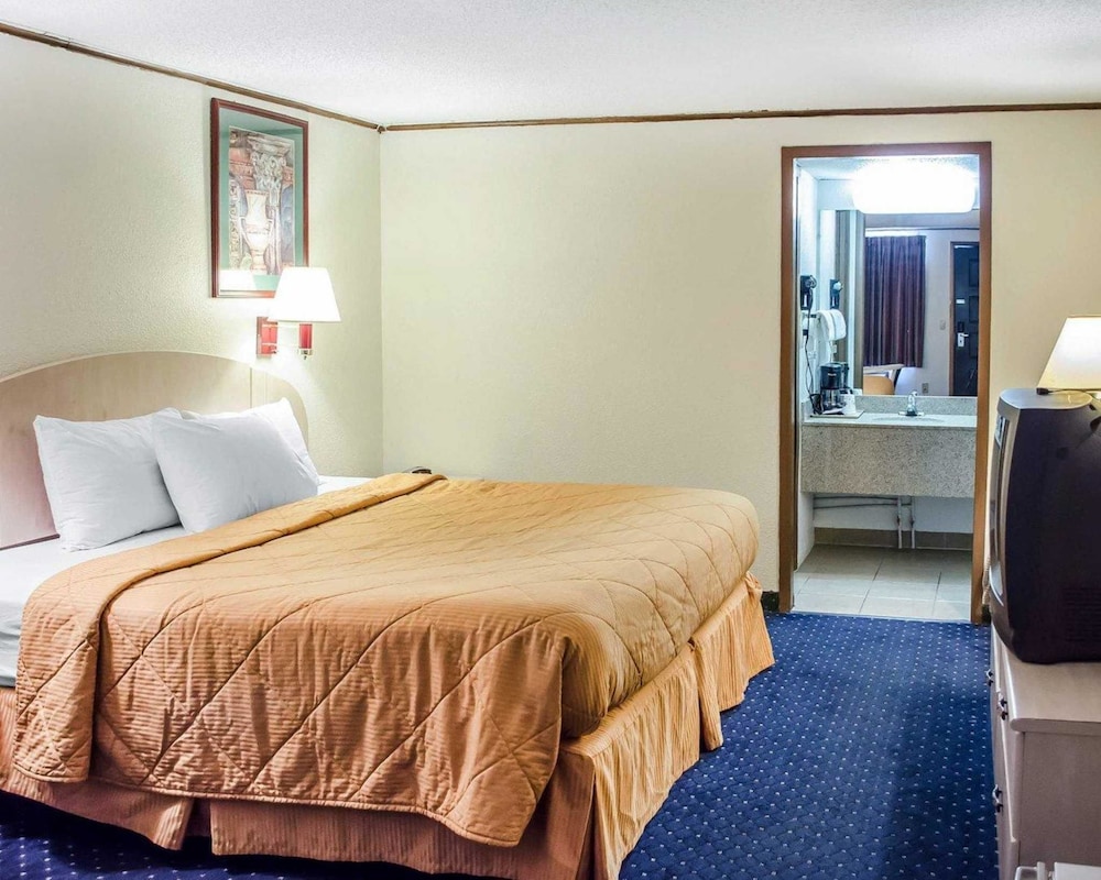 Standard Room, 1 King Bed, Non Smoking - Photo 2