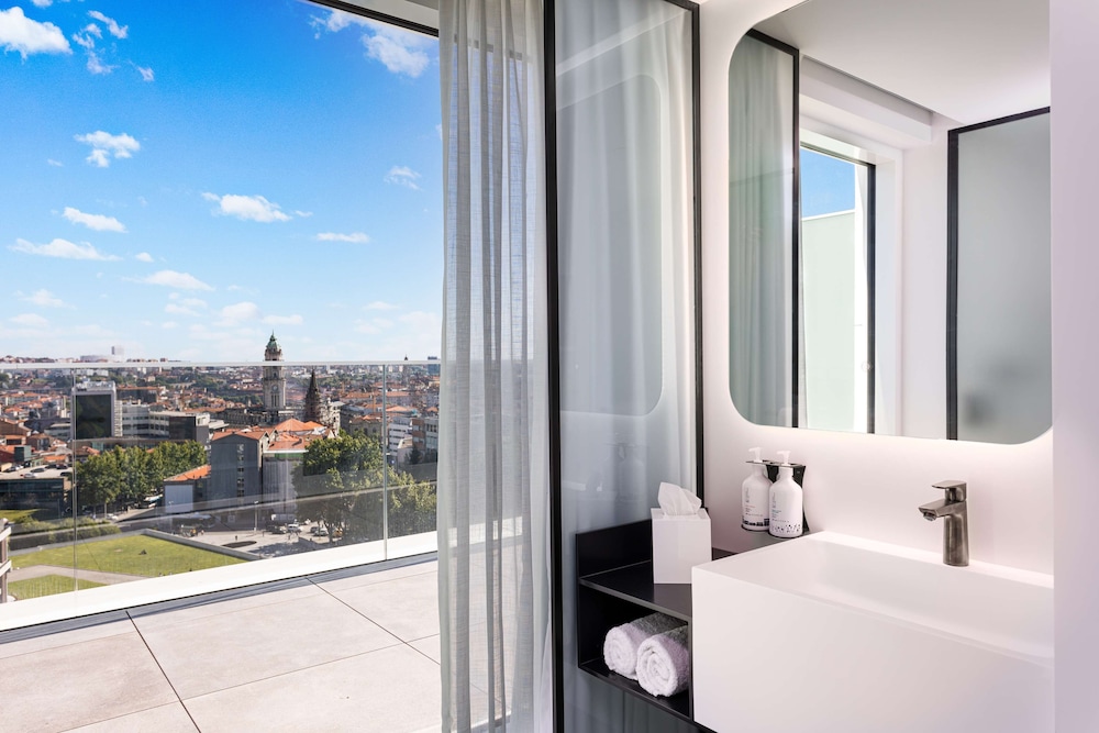 First Class Suite With Balcony - Photo 11