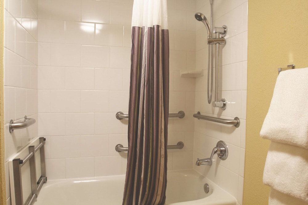 Room, 1 Queen Bed, Pool View (Mobility Accessible) - Photo 1