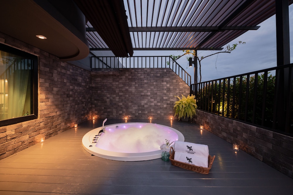 Honeymoon Suite with outdoor Jacuzzi - Photo 4