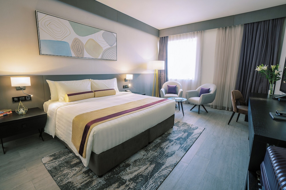 Deluxe Room King 15% off on F&B, shuttle to Deira City Center, Al Ghurair Mall & La Mer Beach photo 1