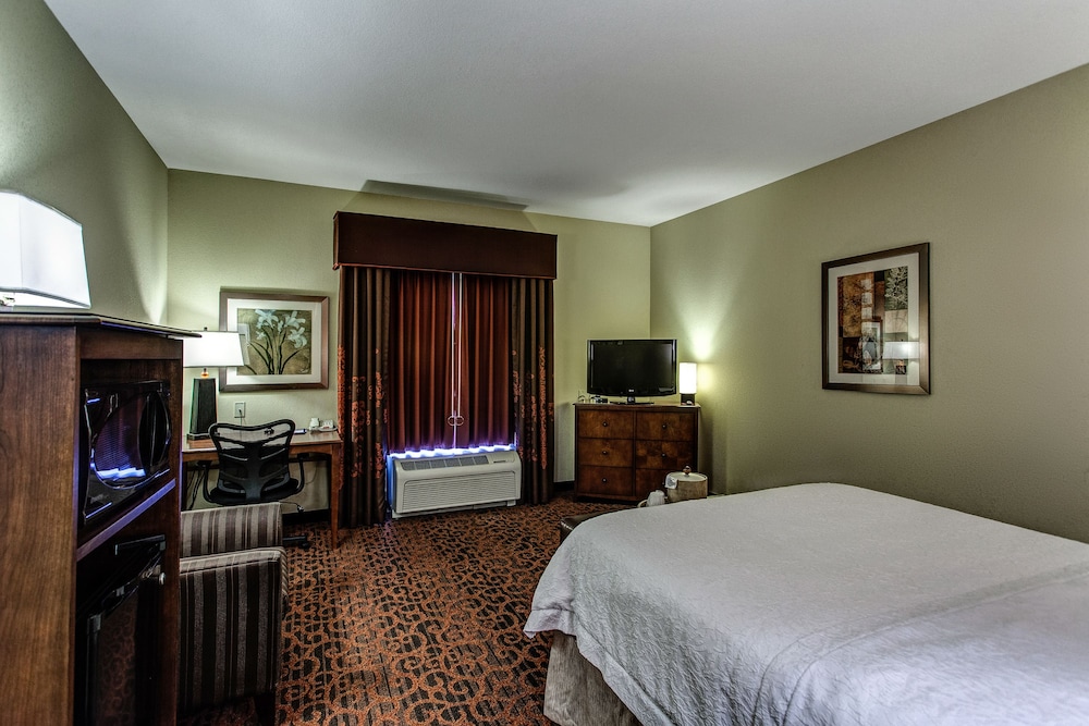Room, 1 Queen Bed, Accessible (Mobility & Hearing, Roll-in Shower) - Photo 8