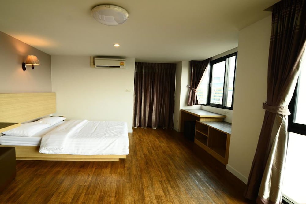 Corner Room photo 2