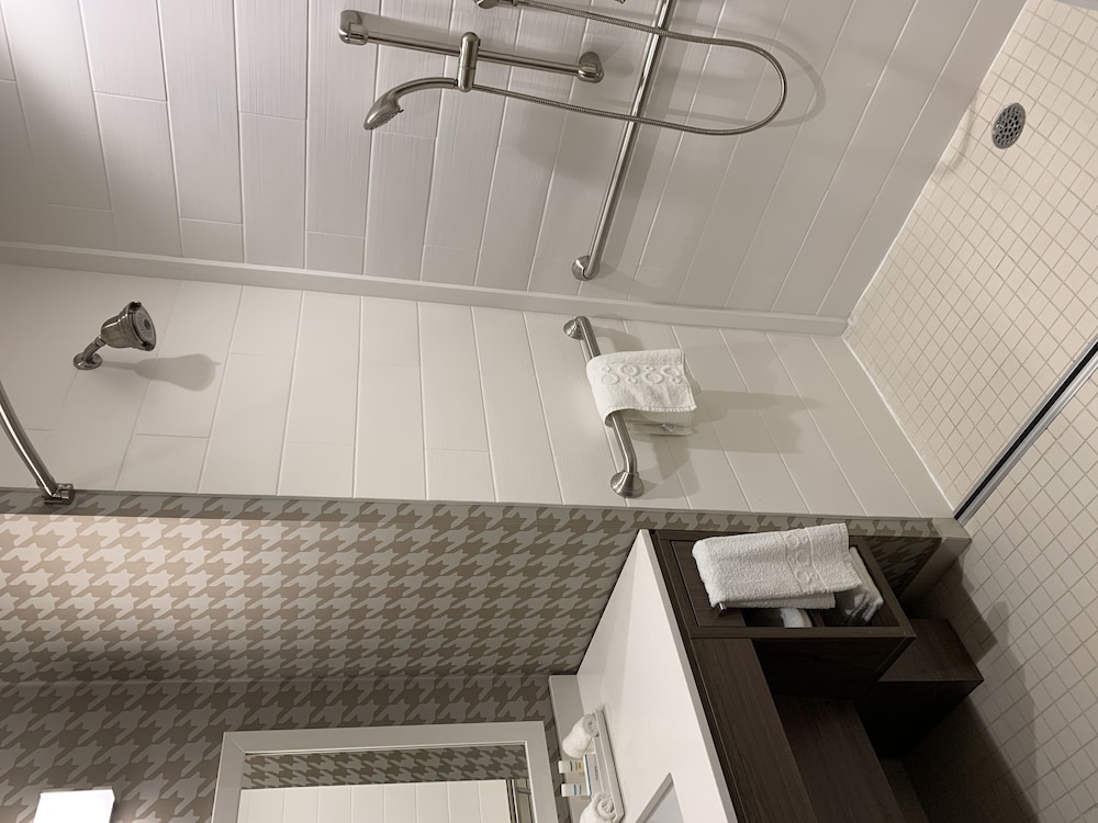 Studio, 2 Queen Beds, Accessible (Mobility & Hearing, Roll-in Shower) - Photo 4