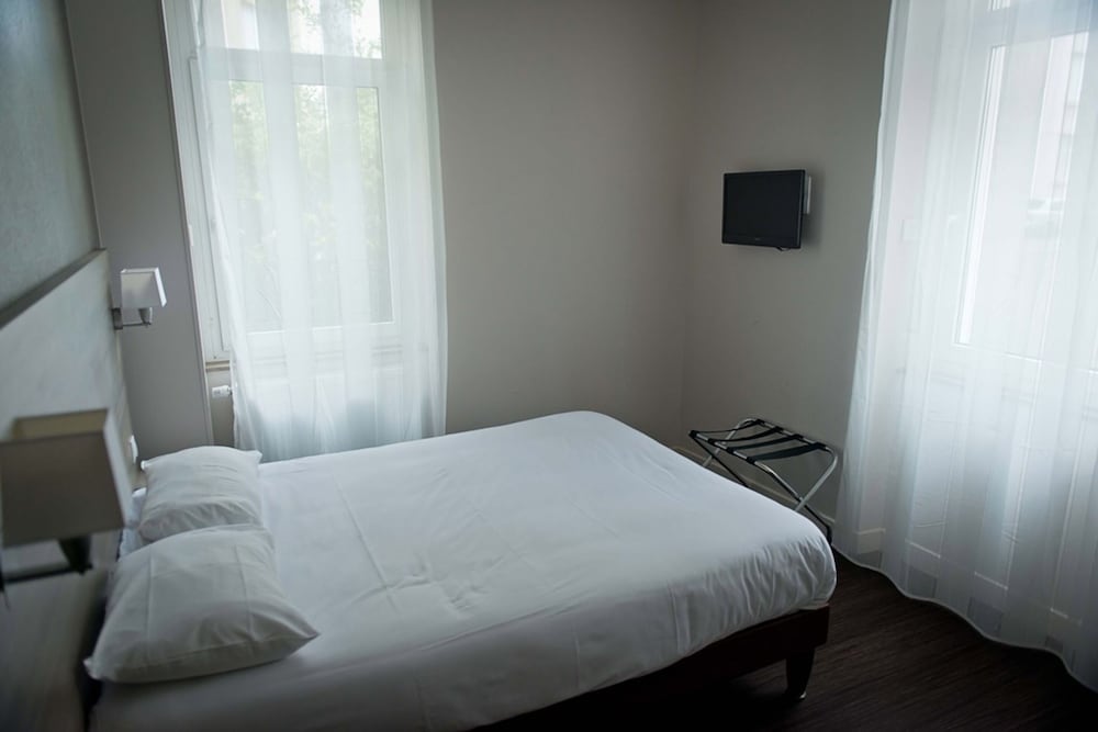 Room, 2 Bedrooms, 2 Bathrooms (Adjoining) - Photo 2