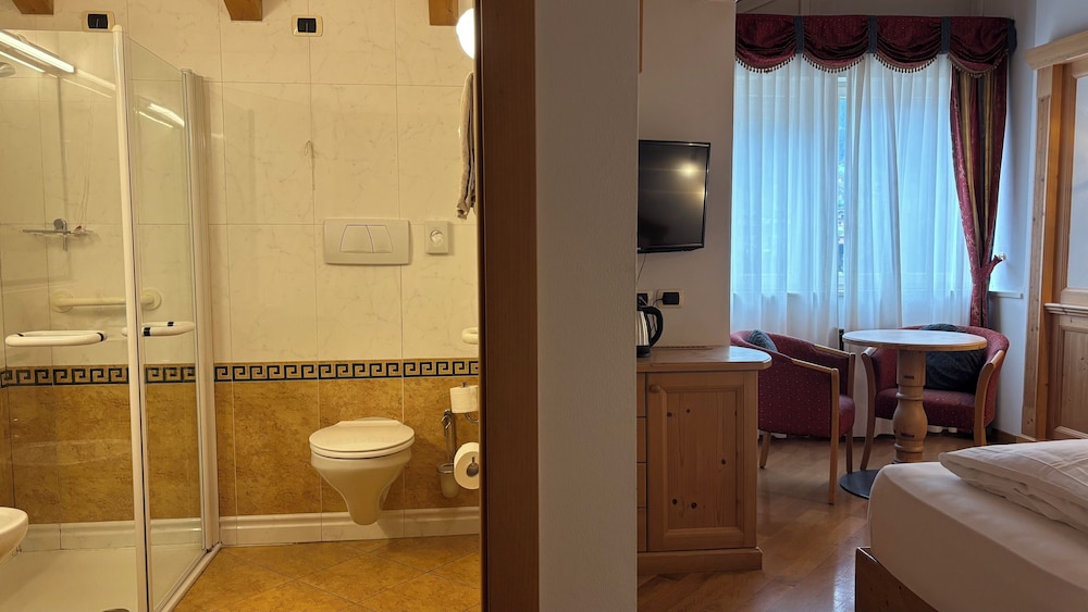 Superior Triple Room, Mountain View photo 3