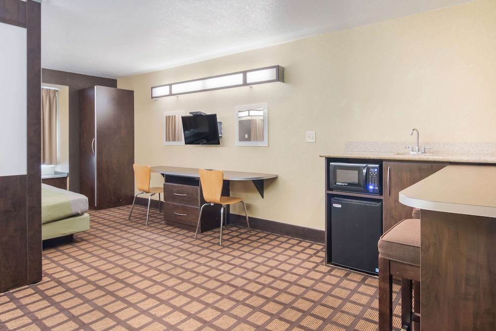 Standard Suite, 1 Queen Bed, Non Smoking photo 1
