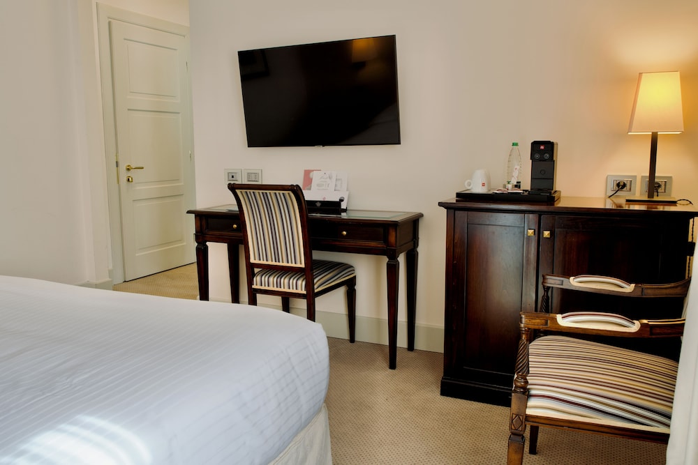 Suite, 1 Queen Bed, Balcony (View) - Photo 5