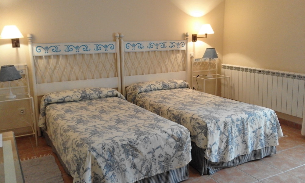 Twin Room (203)