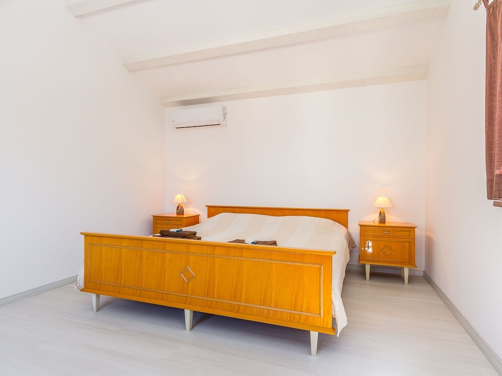 Villa photo 2