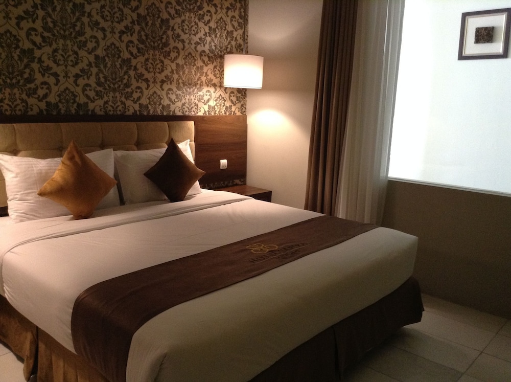 Superior Room, 1 King Bed photo 3