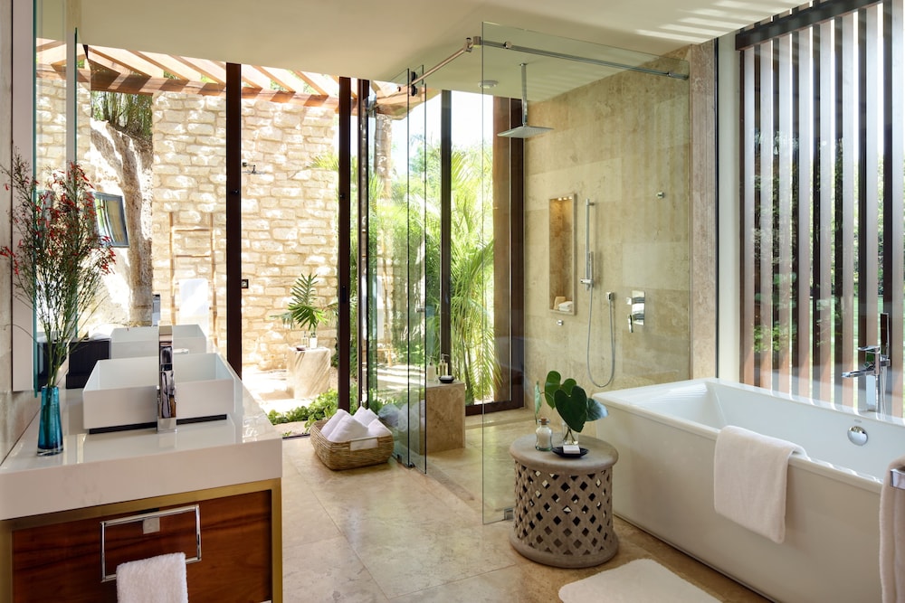 Villa, Multiple Beds (Coral)