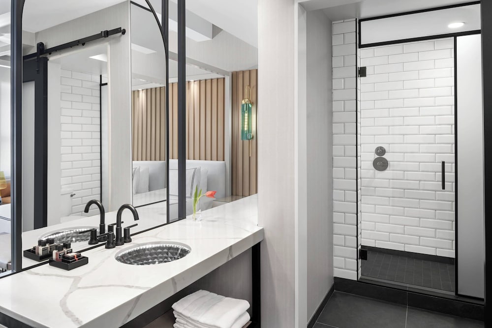 Deluxe Room, 2 Queen Beds (Mobility Accessible, Roll-in Shower) photo 3