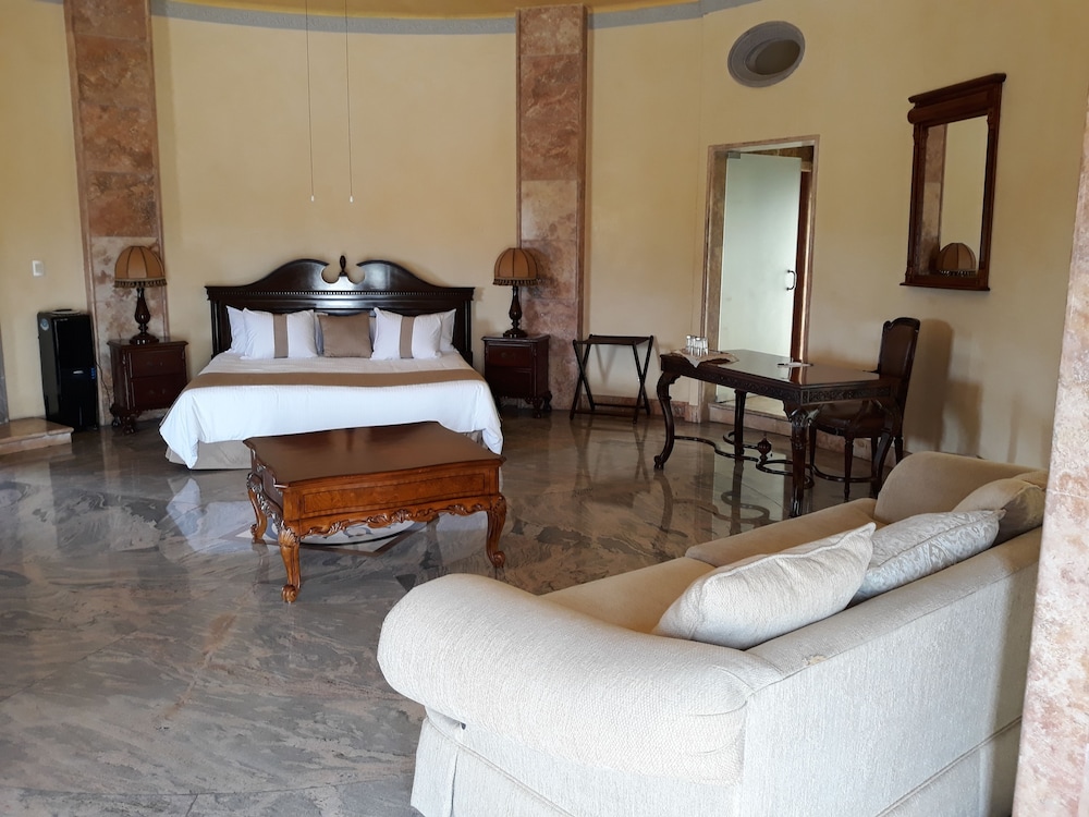 Deluxe Suite, 1 King Bed with Sofa bed, Non Smoking, Garden View