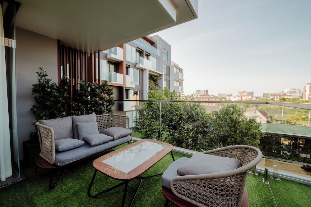 Deluxe Room, 1 King Bed, Balcony, Garden View photo 2
