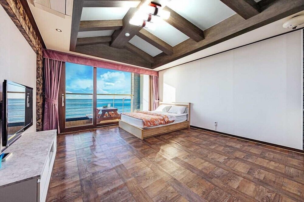 Room (303)