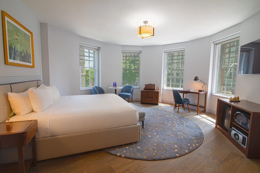 Room, 1 King Bed (Broadway View) photo 3