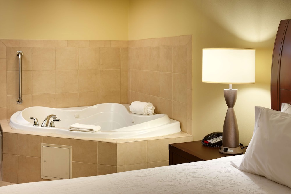 Hearing Accessible Whirlpool Room, 1 King - Photo 3