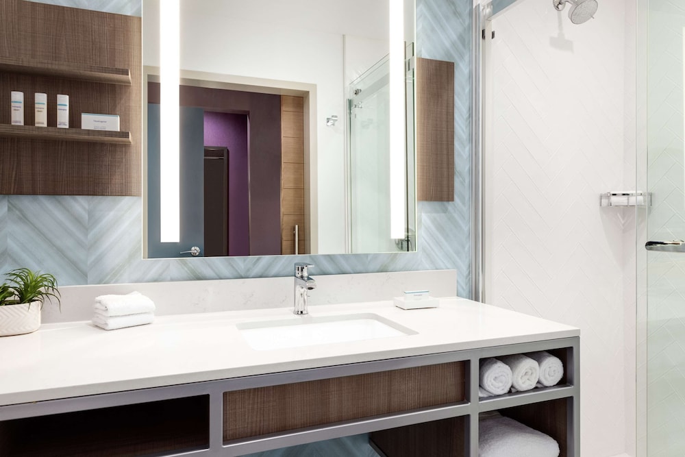 Deluxe Room, 1 King Bed, Accessible (Hearing) - Photo 5