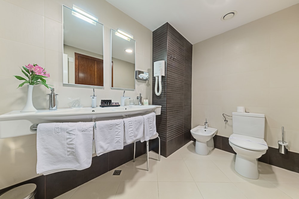 Executive Suite, 1 King Bed, City View - Photo 7
