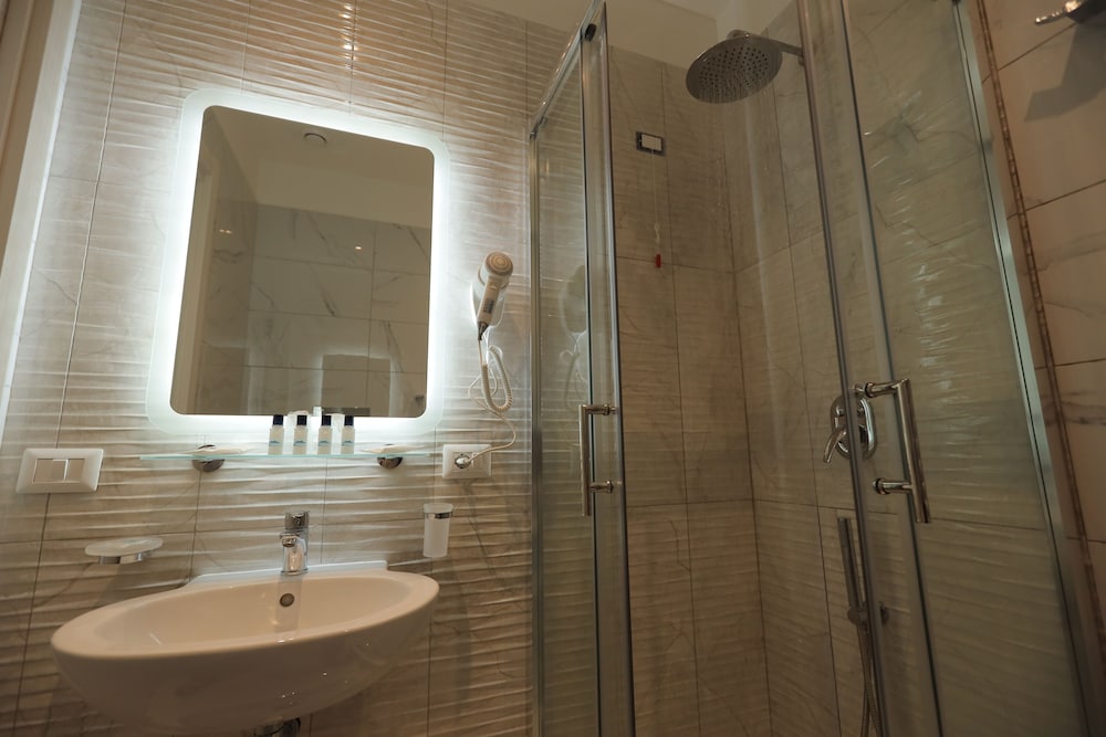 Standard Double or Twin Room - Photo 22