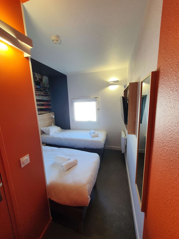 Standard Room, 2 Twin Beds - Photo 7