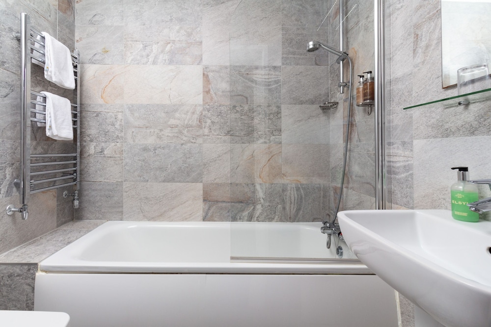 Classic Double Room, Ensuite - Photo 4