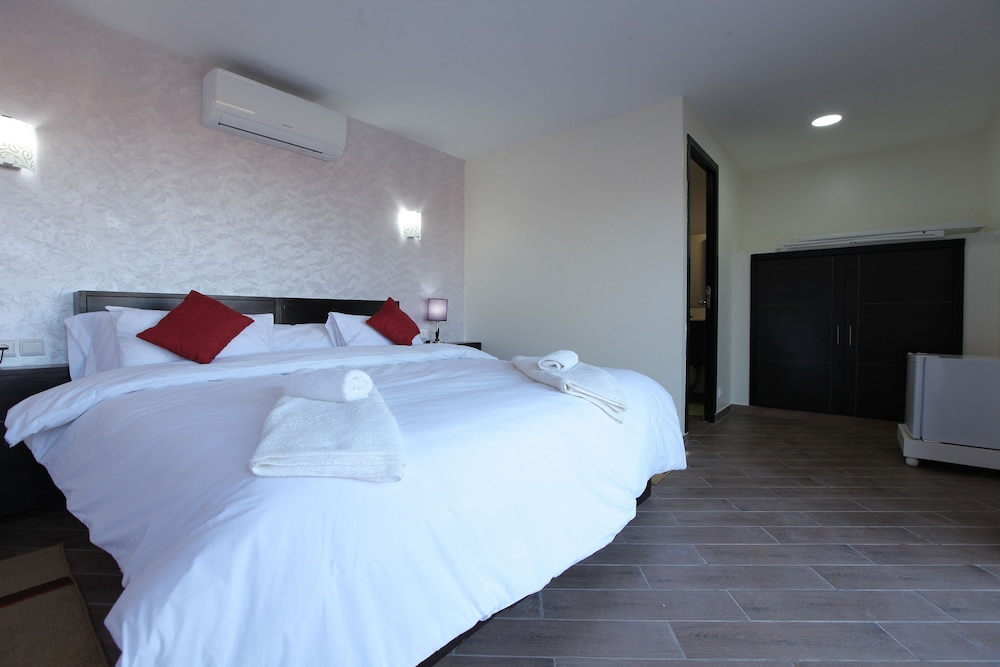 Deluxe Bungalow, Lagoon View (Queen-Size Bed) photo 3