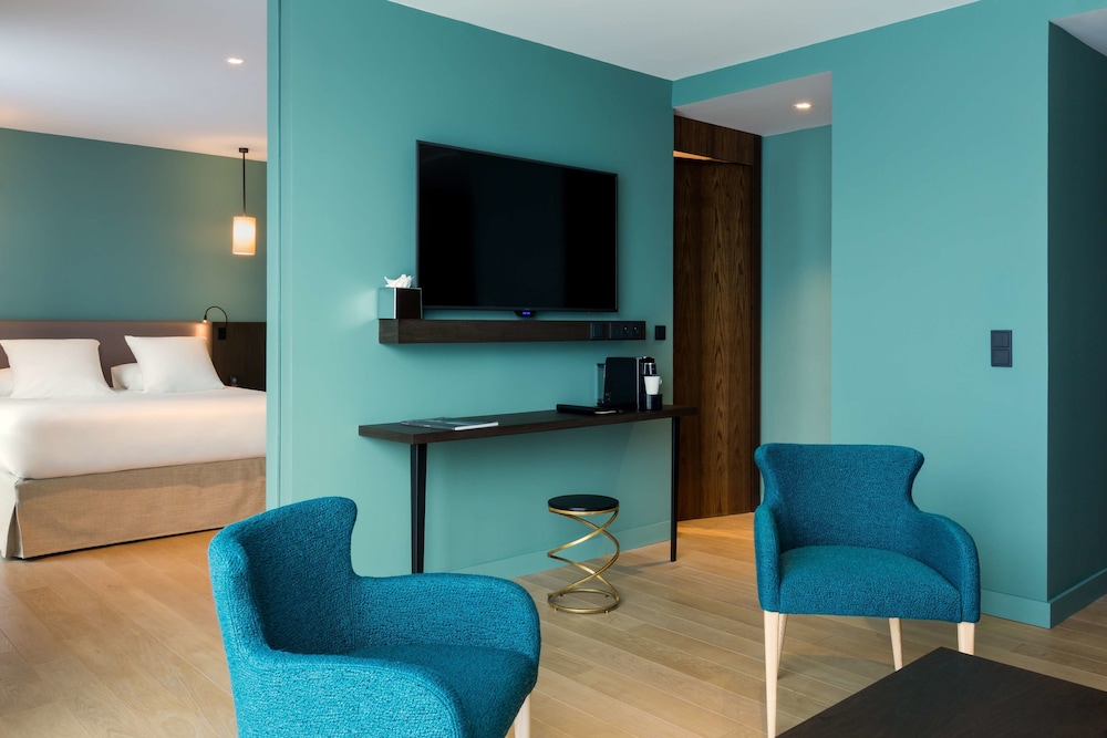 Suite, 1 King Bed, Non Smoking (Separate Living Room) photo 1