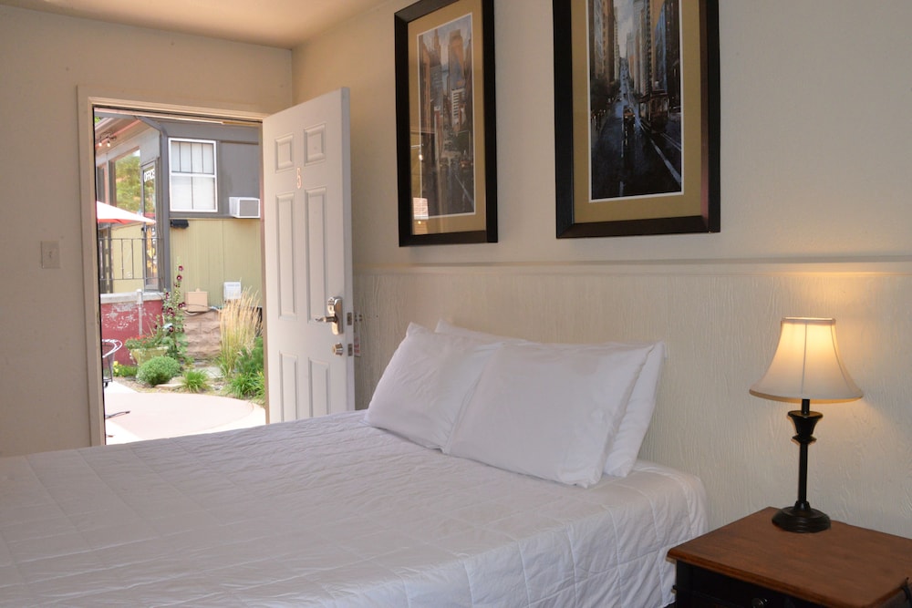 Single Room, 1 Queen Bed, Courtyard Area