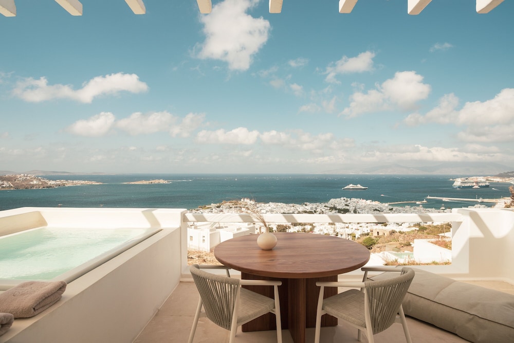 Signature Suite, Jetted Tub, Sea View - Photo 23